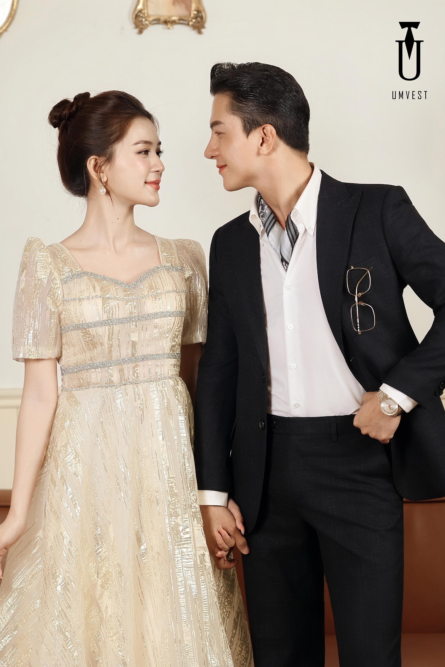 Vest Chú Rể Đen Sọc Khăn Cổ