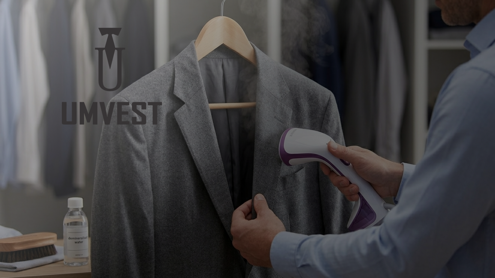 Cách là (ủi) áo vest bằng bàn là hơi nước cầm tay.